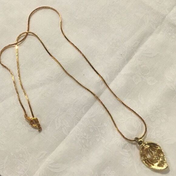 Goldtone Necklace With Leaf Pendant - Picture 4 of 4